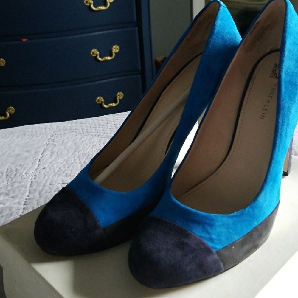 Size 10 Anne Klein suede multi blue pump